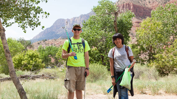 SUU students cleaning Zion National Park